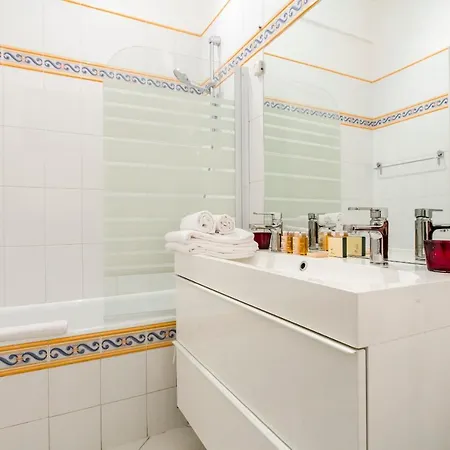Veeve - Enchanting Murals By Trocadero Gardens Apartment